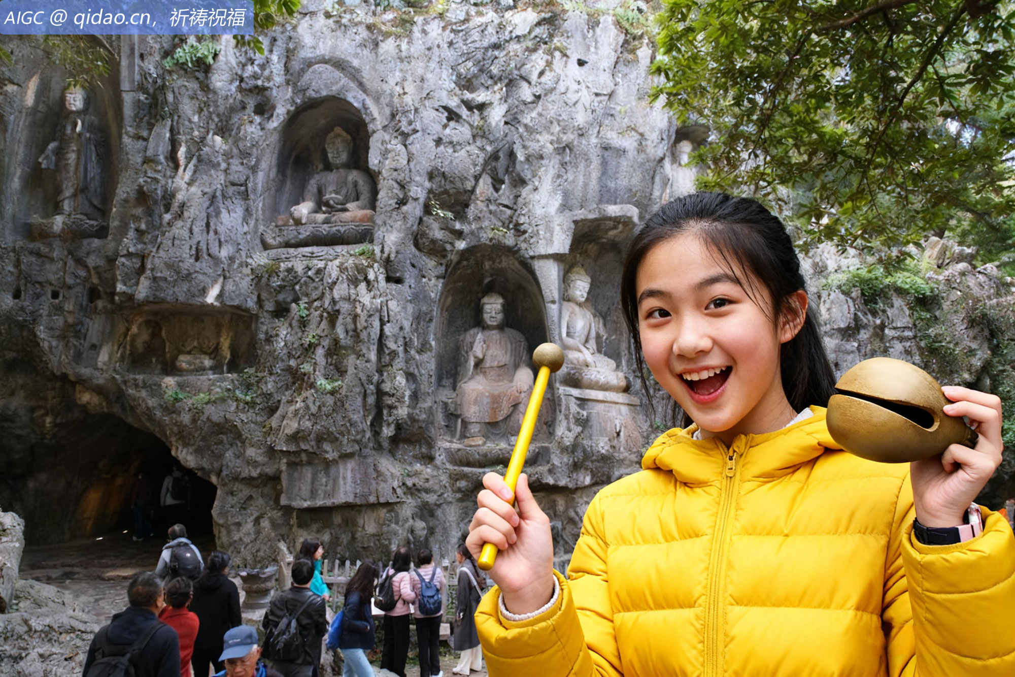 杭州灵隐飞来峰景区迎来首个免票日，游客络绎不绝